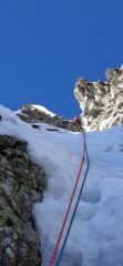 Ultimo tiro, appena sopra al muretto chiave. 
Una decina di metri più in alto a destra friend incastrato, utile con condizioni non ottimali del fondo
