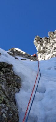 Ultimo tiro, appena sopra al muretto chiave. 
Una decina di metri più in alto a destra friend incastrato, utile con condizioni non ottimali del fondo