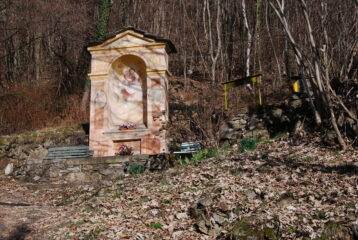 La cappelletta sulla poderale allo stacco del sentiero 4