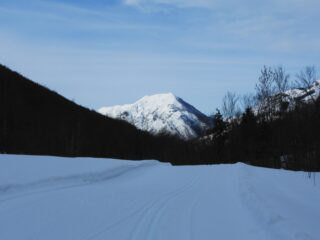 Sartaria verso valle con il Monte La Piastra