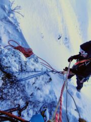 Sosta su spuntone e warthog per salire al grottino, alla base progressione difficoltosa e precaria per la molta neve inconsistente 