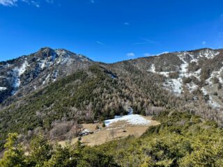 Pratone alpeggio sfondo Sella/Arponetto