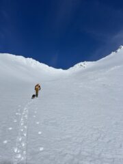 Verso il colle, il canale è ben visibile sulla sinistra