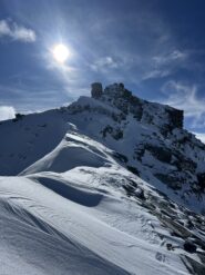 Vetta vicinissima, deposito sci