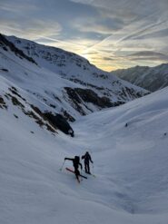 Il sole inizia a salire, neve ancora molto dura
