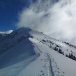 Traccia sulla cresta fino in cima. A destra si vede il bel pendio di discesa