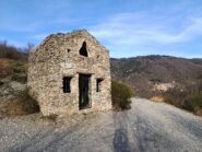 Chiesetta di San Bernardo dove parte la mula che scende a Zuccarello 