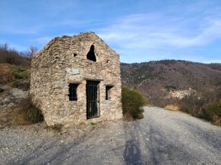 Chiesetta di San Bernardo dove parte la mula che scende a Zuccarello 