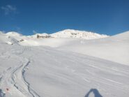 Salendo verso il passo. In centro contro il cielo, la cima.