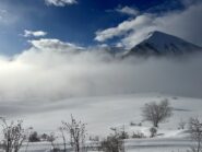 Salendo al mattino con nebbia in basso 