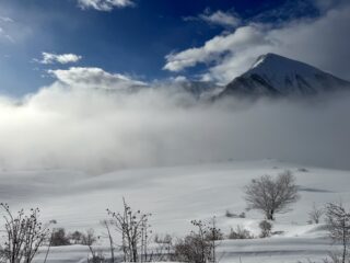 Salendo al mattino con nebbia in basso 