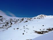 Alla base del lungo pendio si svolta a sx. per il lungo traverso nel bosco