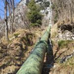 Condotta da risalire verso la parete dopo il traliccio