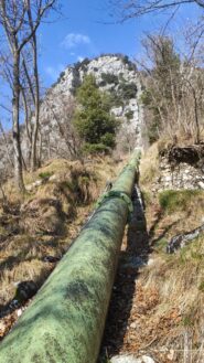 Condotta da risalire verso la parete dopo il traliccio