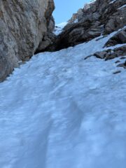 Verso l'uscita del Comera, si puo' notare la cornice d'uscita. Se ci si vuole divertire ( occhio, non banale ) si puo' stare a sx e superare il tratto di roccette sull'estrema sinistra ( tratto non obbligato )