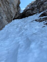 Verso l'uscita del Comera, si puo' notare la cornice d'uscita. Se ci si vuole divertire ( occhio, non banale ) si puo' stare a sx e superare il tratto di roccette sull'estrema sinistra ( tratto non obbligato )