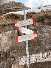 Il cartello indicatore che detta la deviazione a sx per il nostro canale Comera...da qui inizia la neve ( molle )