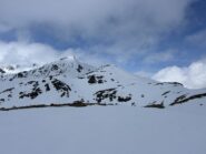 Si apre tutto, bella vista sulla vetta (il canalino rimane nascosto, alle spalle)