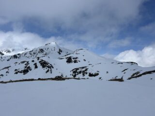 Si apre tutto, bella vista sulla vetta (il canalino rimane nascosto, alle spalle)