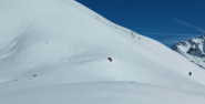 La tavola orientativa sopra il rifugio, coperta dalla neve