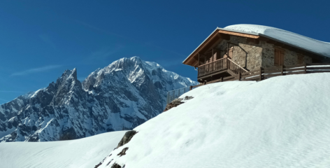 Il Rifugio Vecchio, con il Bianco e la Peuterey sullo sfondo