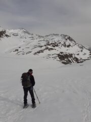 Al lago dell'Agnel, gelato e ricoperto di neve.