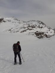 Al lago dell'Agnel, gelato e ricoperto di neve.