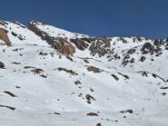 Lungo il vallone con il gran diedro alle spalle