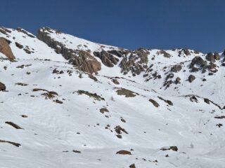 Lungo il vallone con il gran diedro alle spalle