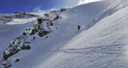 Giù dal versante nord su neve splendida