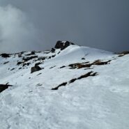 Breve cresta finale per la cima, noi ci siamo tenuti poco a destra salendo.