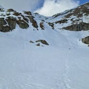 Il sinuoso valloncello  a destra dell'ultima alpe (Pera Bianca) da noi imboccato costeggiando il bordo inferiore delle slavine. In alto al centro il colle Marmontana.