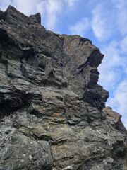 Il diedro strapiombante a dx della Via che si vede dall'attacco