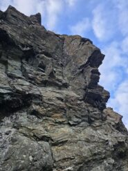 Il diedro strapiombante a dx della Via che si vede dall'attacco