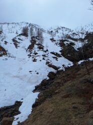 Fine neve a q.1350m dove il sentiero attraversa la comba