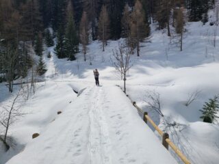 Il ponte a S.Bernolfo, ripieno di neve