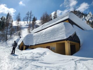 Il Rifugio del Laus, sommerso dalla neve