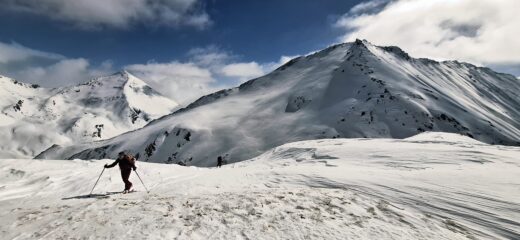 In cima al Morefreddo, alle spalle il versante nord del Ruetas