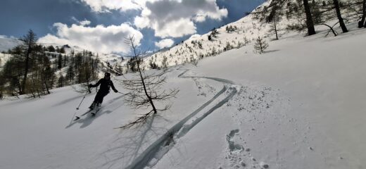 Nel vallone Mendie neve che torna farinosa su lato orografico sx