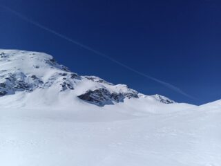 Da qui si passa a destra in fondo alla conca, dove si trova poi il 