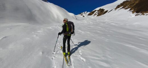 si sale sul torrente Artanavaz coperto dalle tante valanghe