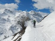 salendo bella vista sul versante per gli itinerari ai Monti Viridio e Viribianc