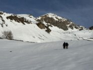 Appena lasciato il Rifugio Selleries, Vista sulla conca e inizio del traverso.