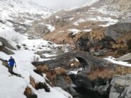 Attraversamento del ponte in pietra all'Alpe Pasquere al rientro