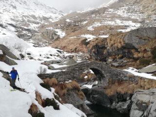 Attraversamento del ponte in pietra all'Alpe Pasquere al rientro