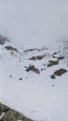 Sopra i laghi Croce verso il colle con scarsa visibilità 