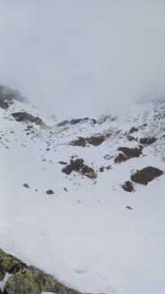 Sopra i laghi Croce verso il colle con scarsa visibilità 
