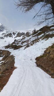 Il sentiero verso l'Alpe Tournalin invaso dai resti di una valanga