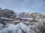 Alla base della parete