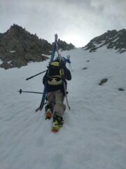 In salita nel canale 100 metri sotto la cima